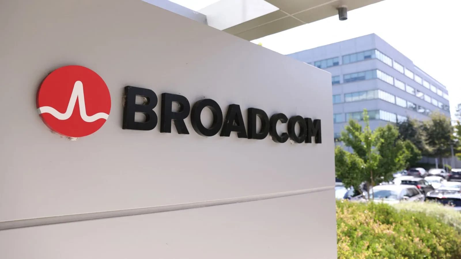 Broadcom earnings: Mike Khouw sees a winning trade